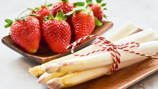 Erbeeren und spargel (c) ritae auf pixabay